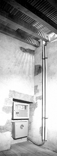 Horloge mère mural Apollo - propriété de la Ville de Genève.