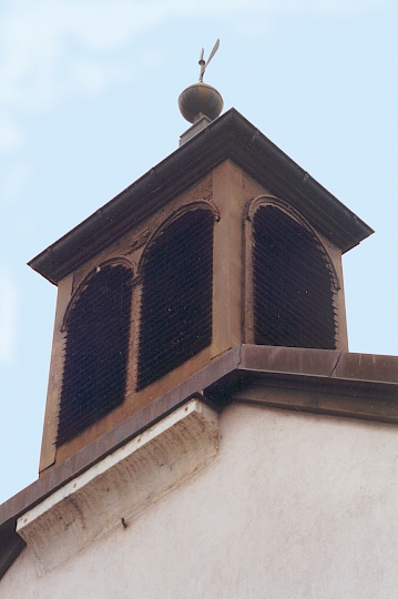 Les détériorations sont principalement localisées sur les parties métalliques et les revêtements extérieurs. Les abat-son sont particulièrement touchés par la corrosion, notamment sur le versant sud