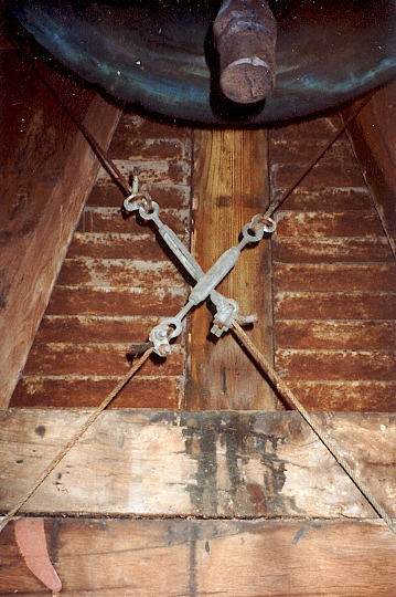 L'intérieur du clocher, côté rue, au sud-est. Corrosion intérieure des abat-son et principe du contreventement de la chaise par des câbles en traction. Ces câbles permettent de réduire l'encombrement de croix de Saint-André en bois.