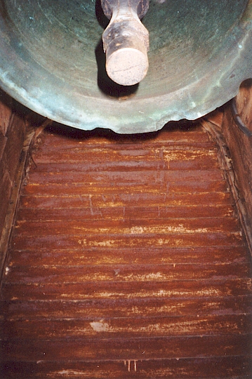 Face intérieure d'un abat-son, côté sud-ouest. Le degré de corrosion des abat-son et, d'une manière générale, de toutes les parties métalliques est frappant.