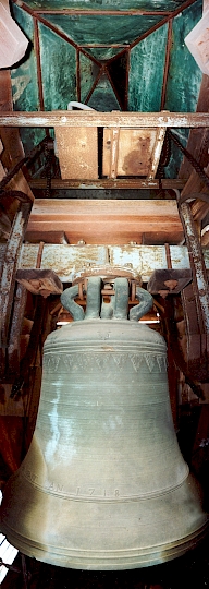Cloche diamètre 60cm, env. 300kg. Anses plates sans ornements. En haut sur le cerveau, huit feuilles d'acanthe renversées. Inscription: "NICOLAS BESSON FONDEUR LAUREIN MA FAIT LAN 1718"