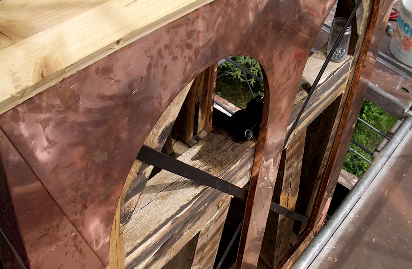 Vue de la ferblanterie sur les cadres cintrés qui vont accueillir les abat-son