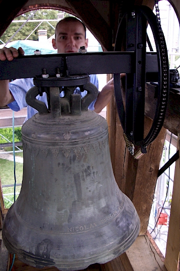 Repose de la cloche après contrôle complet de l’équipement, remplacement de la suspension du battant, traitement du joug, traitement de la roue de traction et de commande et remplacement complet de l’appareil de mise en volée