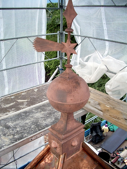 Le poinçon et la girouette ont été entièrement démontés et les différents composants vérifiés. Des chatières de ventilation ont été ajoutées sur le boîtier à la base de l’épi de faîtage afin de ventiler le volume de la toiture