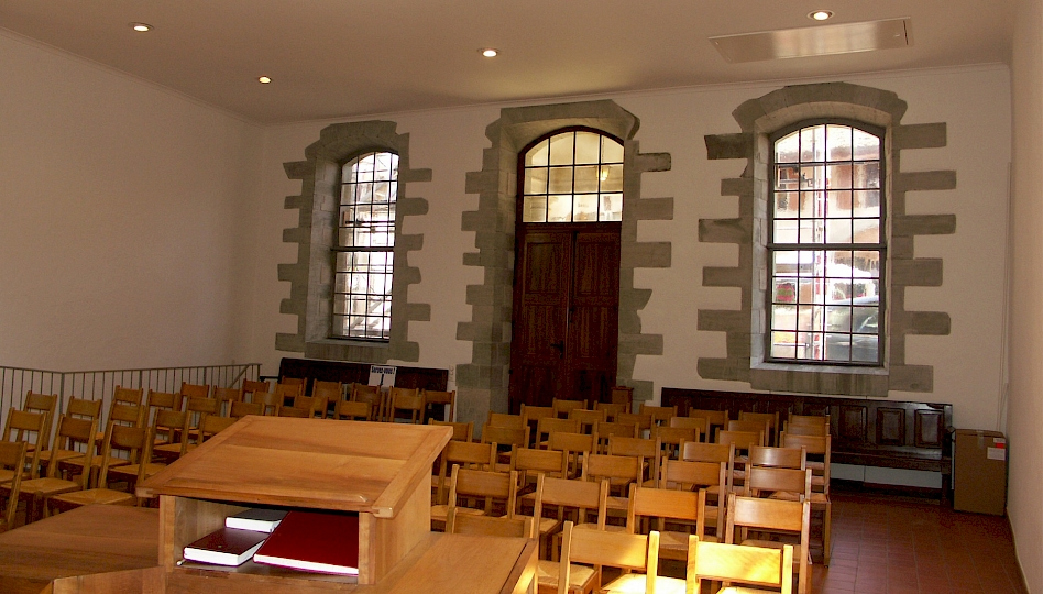 Rénovation de la nef : installation de tablettes pour récolter l’eau de condensation sous les fenêtres, peinture des murs avec une peinture minérale à base de chaux, peinture des menuiseries métalliques, toilage et peinture du plafond