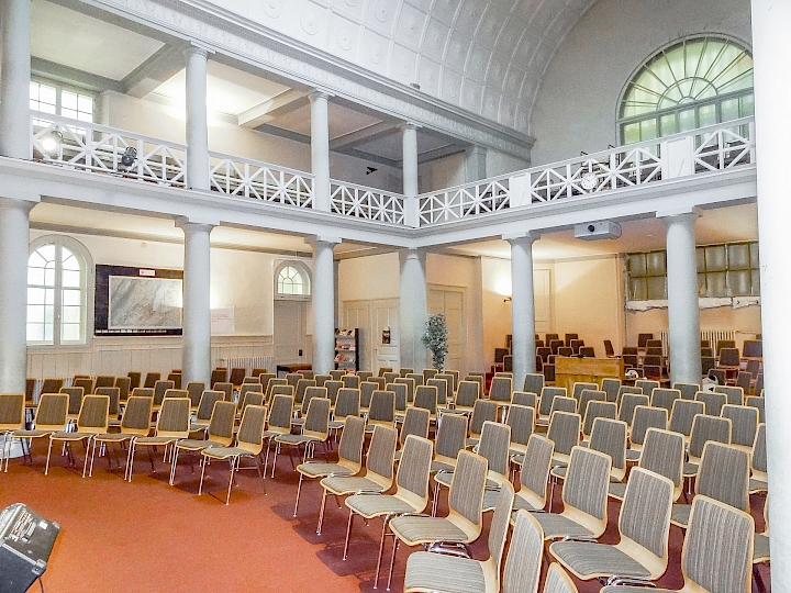 Vue du côté est de la nef, rez-de-chaussée et galerie avant travaux. Deux niveaux de colonnes, celles du rez-de-chaussée en grès, mises en place vers la fin du XIXeme. Celles qui se trouvent sur les galeries sont en bois et sont d’origine. Elles supportent la voûte et la toiture. Certaines d’entre elles doivent être consolidées et restaurées.