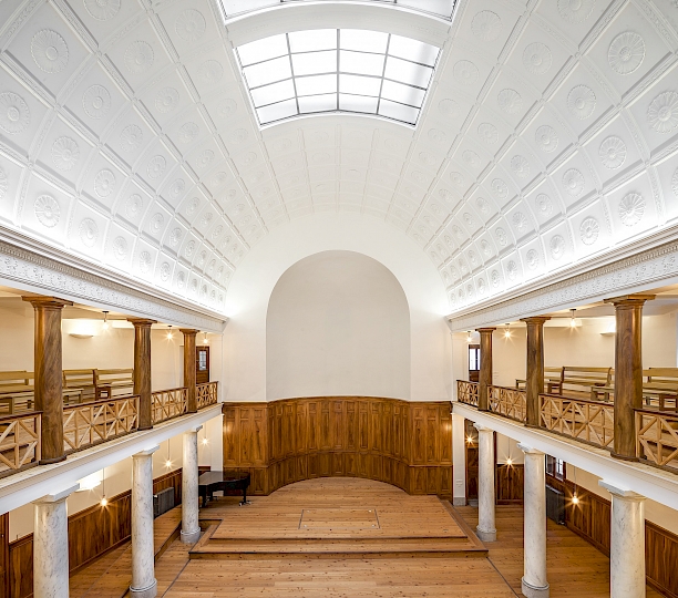 Vue générale de la voûte en berceau couvrant la nef après travaux. Selon les stratigraphies et images d’archives, on peut attribuer ces stucs à la transformation faite par Ed. Fatio.