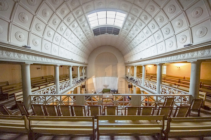 Vue générale de la voûte en berceau couvrant la nef avant travaux. Selon les stratigraphies et images d’archives, on peut attribuer ces stucs à la transformation faite par Ed. Fatio.