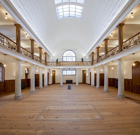 Vue complète de la nef (rez-de-chaussée et étage) depuis le chœur après travaux. La voûte mesure 18.4 x 8.4 mètres.