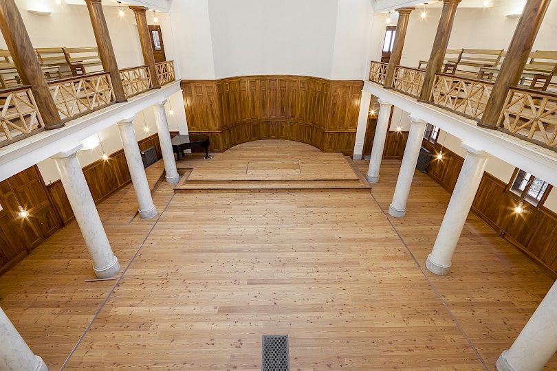 Vue depuis la galerie en direction du choeur après travaux.