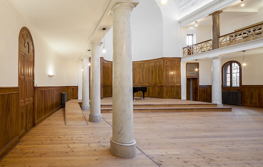 Vue du côté latéral ouest de la nef central après travaux.