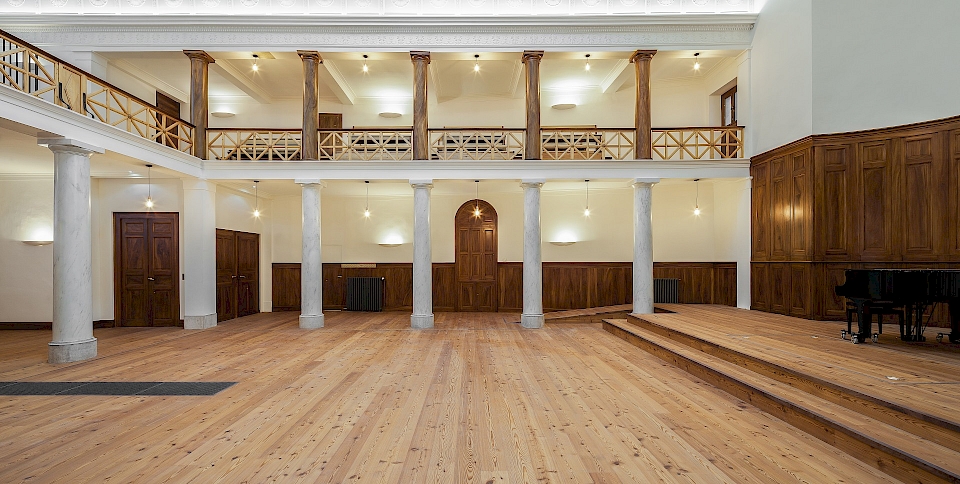 Vue en direction du côté ouest de la nef, rez-de-chaussée et galerie après travaux.