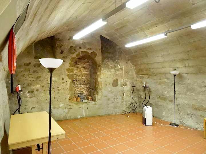 Vue détaillée du mur est. On distingue une très forte concentration d’humidité. Concernant la niche du milieu, il s’agit probablement d’un ancien passage obturé avec de la brique terre cuite