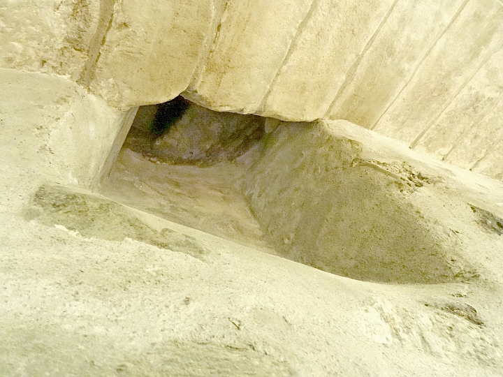 Vue détaillée d’une niche qui a pu servir comme soupirail de ventilation