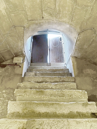 Vue détaillée de la porte d’accès depuis la rue de la Fontaine