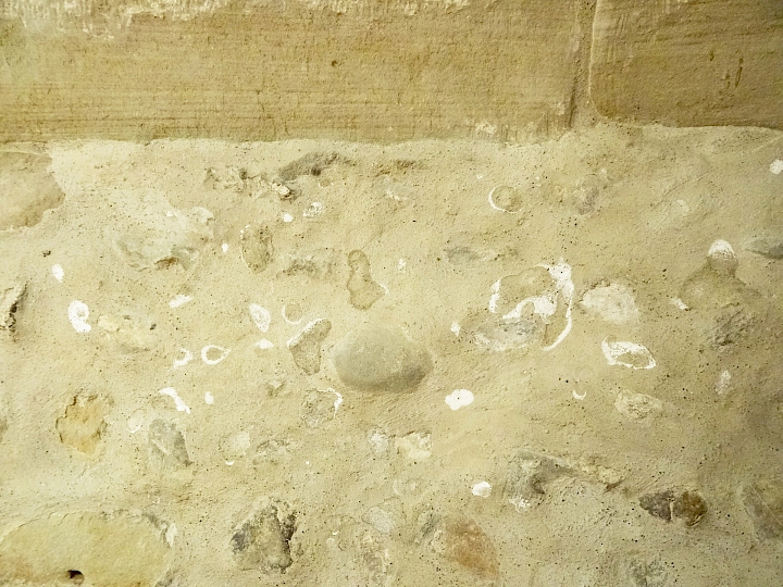 On remarque des taches de salpêtre consécutives à une forte concentration d’humidité dans le terrain. L’enduit ciment, appliqué lors de la transformation / rénovation de 1988-1991, empêche l’humidité contenue dans les murs de s’évaporer