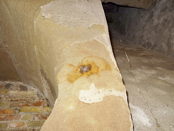 Vues du détail de l’embrasure de la niche, côté est. Des anciennes agrafes ont provoqué des coulures d’oxyde et des traces en profondeur dans les molasses