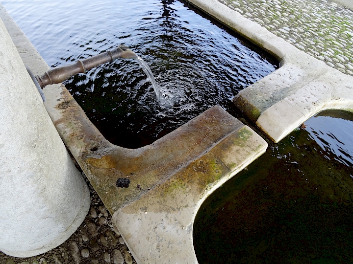 Rapiéçage avec des tasseaux de calcaire sur les bassins et la chèvre, remplacement du goulot et des bouchons de vidange.