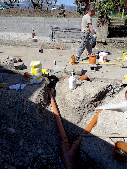 Le périmètre du bassin et le chemin du cimetière ont été équipés de plusieurs drains, caniveaux et grilles de sol.
