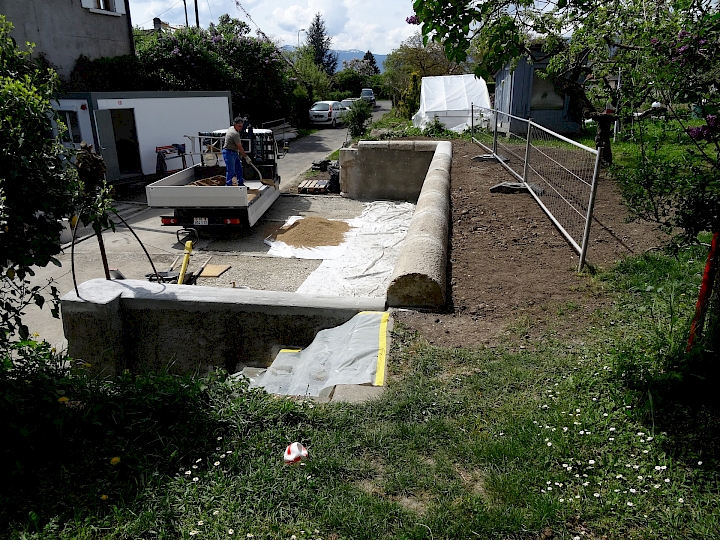 Cadette en calcaire récupérée et reposée. Marquage de places de parking en pavés grès.