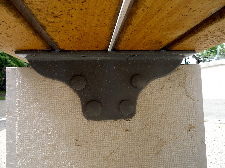 Pièce d'appui en acier boulonnée sur dès en calcaire d'Hauteville.