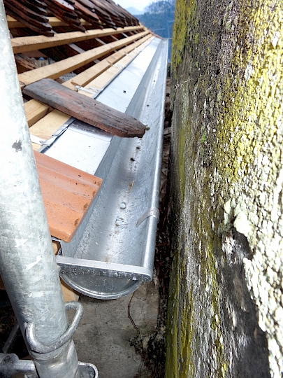 Remplacement des virevents et larmiers, pose de nouveaux chéneaux et brides sur mesure en zinc-titane.