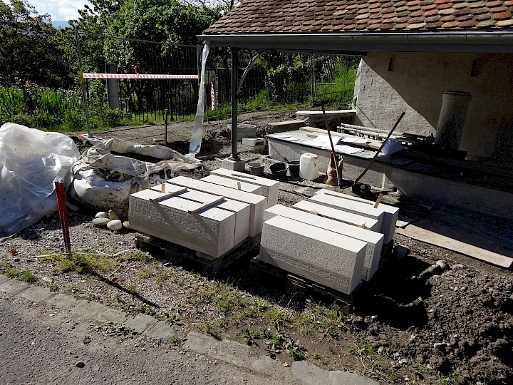 Mise en place de l'emmarchement en calcaire de Hauteville bouchardé, avec coups d'outil sur les arrêtes.