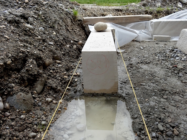 Mise en place de l'emmarchement en calcaire de Hauteville bouchardé, avec coups d'outil sur les arrêtes.