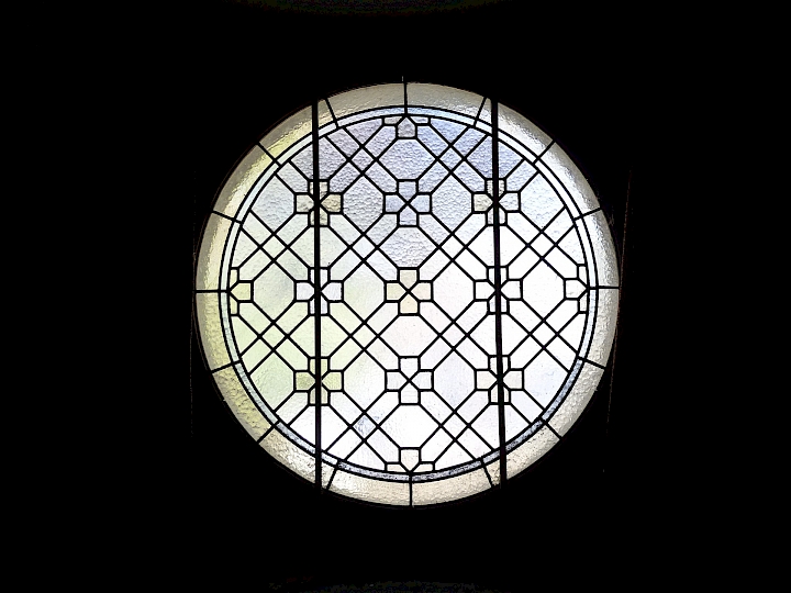 Vitrail assemblé avec des baguettes de plomb au niveau de la nef et de la galerie.