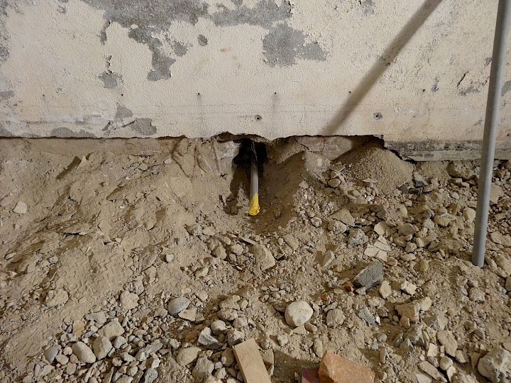 Percements pour le passage des tirants au niveau du dallage au rez-inférieur.