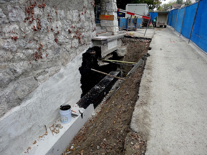 Fouille pour la reprise en sous-œuvre et la mise en place de la poutre de consolidation des fondations et des réseaux.