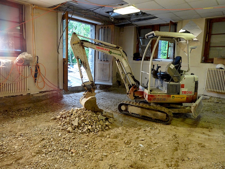 Rez-inférieur - Démolition du dallage existant. Terrassements pour la mise en place des tirants et du dallage.