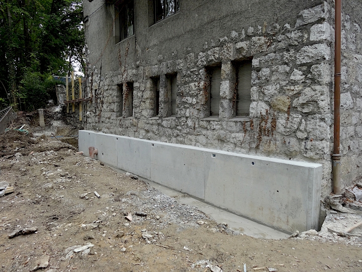 Mur d'ancrage des tirants avant la pose du drainage.