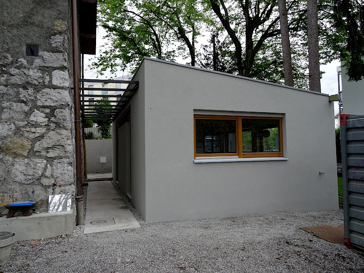 Les deux édifices son mis en contigüité par un couvert vitré.