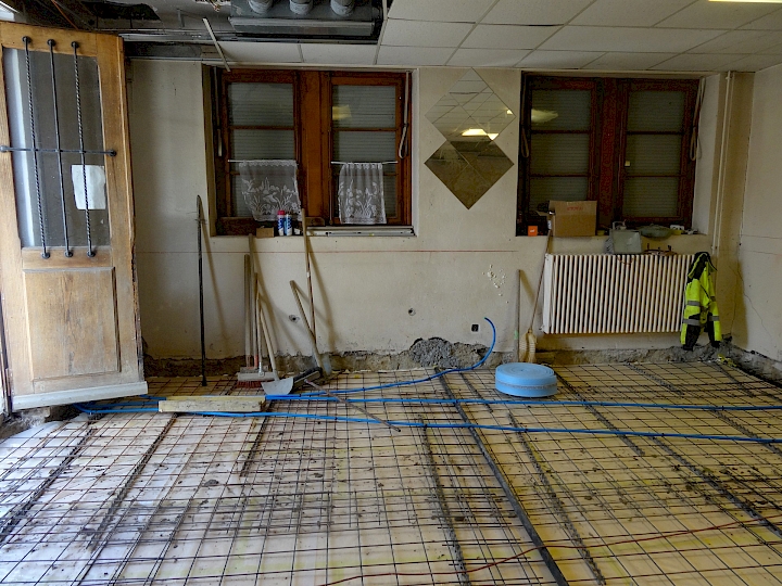 Mise en place de 12cm d'isolation en polystyrène extrudé avec pare-vapeur et du treillis d'armature. Passage et mise en tension des tirants.