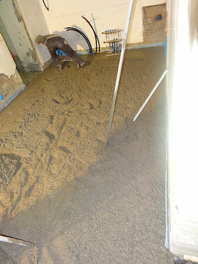 Le dallage de 15cm d'épaisseur est ceinturé d'une bande de rive de 10 mm le rendant indépendant des murs de la Chapelle.