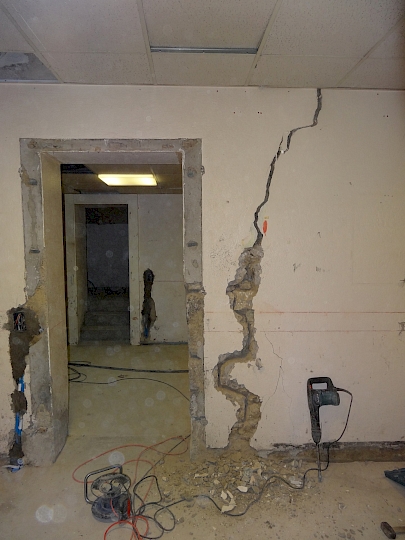 Ouverture des fissures et pose de témoins provisoires.