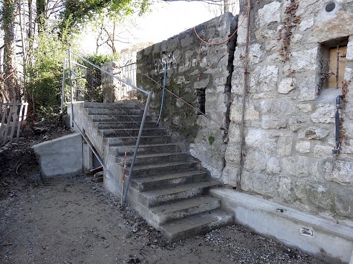 La main courante et le portail ont été conservés, le muret en amont de l'escalier partiellement reconstruit.