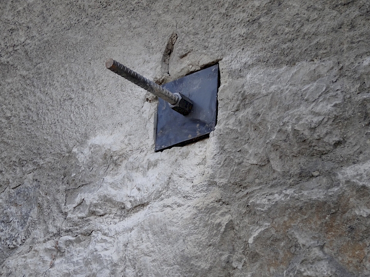 Plaques de serrage engravées, application d'antirouille.