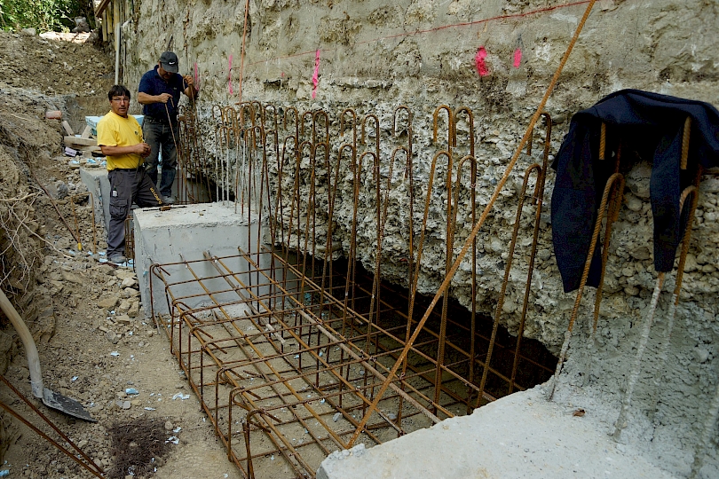 Début des travaux de reprise en sous-œuvre par tronçons de semelles et longrines de 1.5m à 2m.
