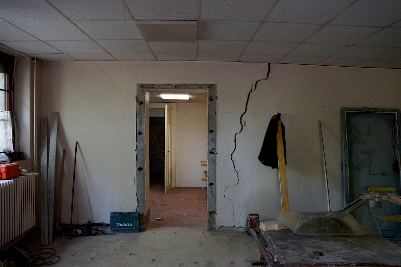 Grande fissure sur le mur de refend au niveau du rez-inférieur.