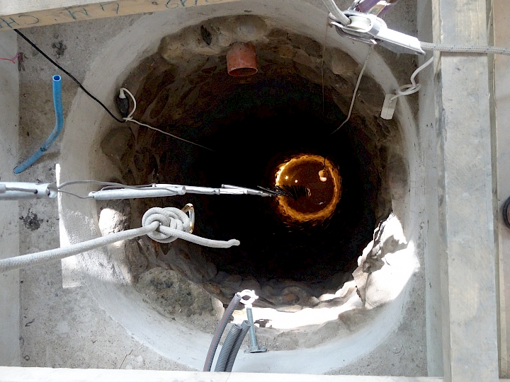 Situé à l'intérieur de l'annexe, le puits sera entretenu et mis en valeur par une trappe vitrée et un éclairage adapté. Le volume projeté de l'annexe à été agrandi à cet effet.