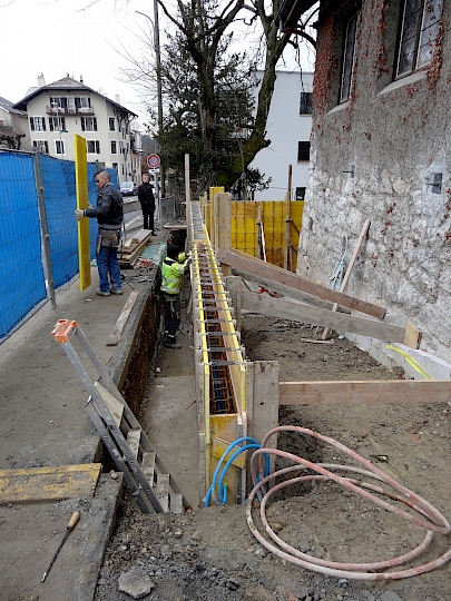 Réalisation d’un mur de contention côté route, terrassement pour la rampe d'accès au rez-inférieur et à l’annexe de la chapelle. Ce mur a pour rôle de contenir le terrain sur lequel passe le trottoir et la route du Grand-Lancy et permet de restreindre les poussées sur la chapelle. Cette opération a permis de mettre en place un dispositif de drainage, limitant ainsi l’érosion du sol et permettant de maintenir la compacité du terrain.