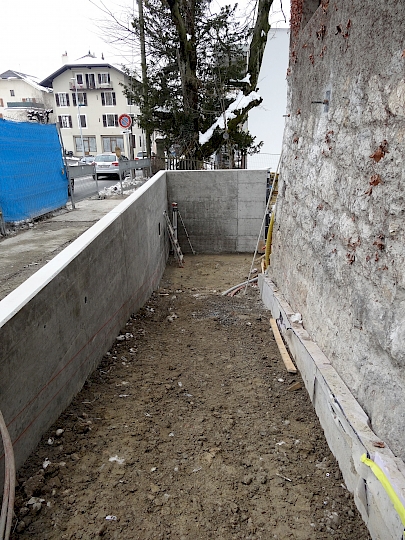 En plus de générer un espace d'accès, le mur de soutènement absorbe une partie de la poussée du terrain situé en amont. Il contribue à la stabilité de la Chapelle.