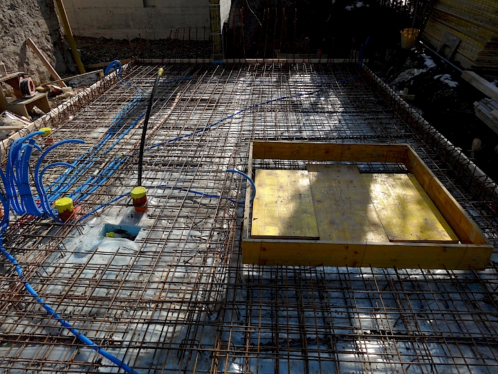 Ferraillage et coffrage du radier de l'extension avec réservation pour le puits.