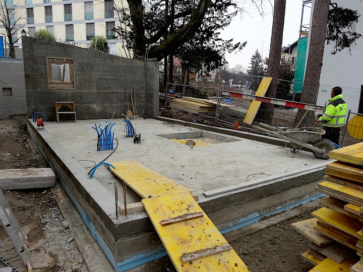 La façade sud est en béton armé en raison de la poussée exercée par le terrain en amont.