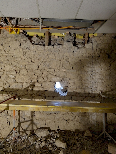 Percement de la fenêtre en façade sud. Celle- ci faisait partie des plans de Franz Fulpius, architecte de la Chapelle, mais ne fut jamais réalisée.