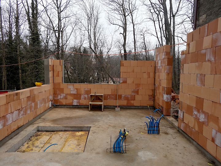 Murs en briques isolantes type ''Thermocellit''