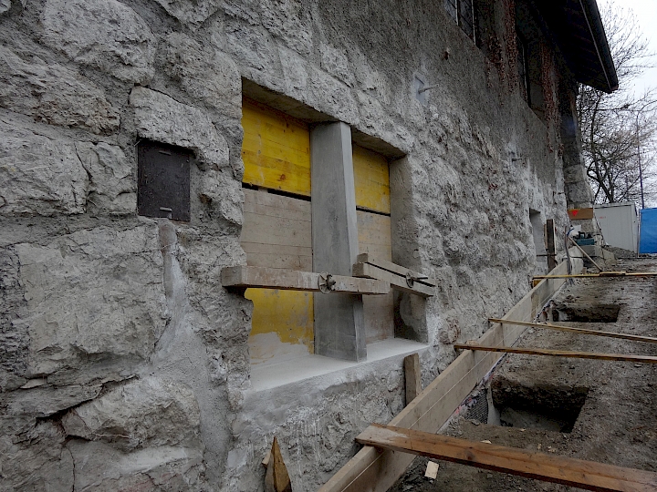 Les pierres du côté extérieur ont été sciées et réemployées pour bâtir les jambages de la nouvelle fenêtre.