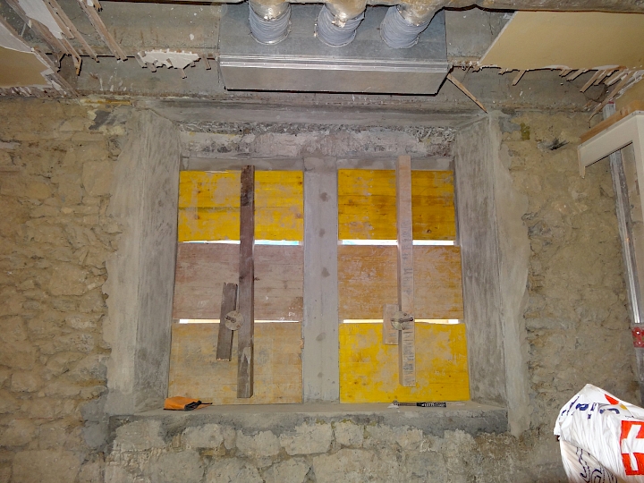 Confection d'un meneau et d'un linteau en béton armé.